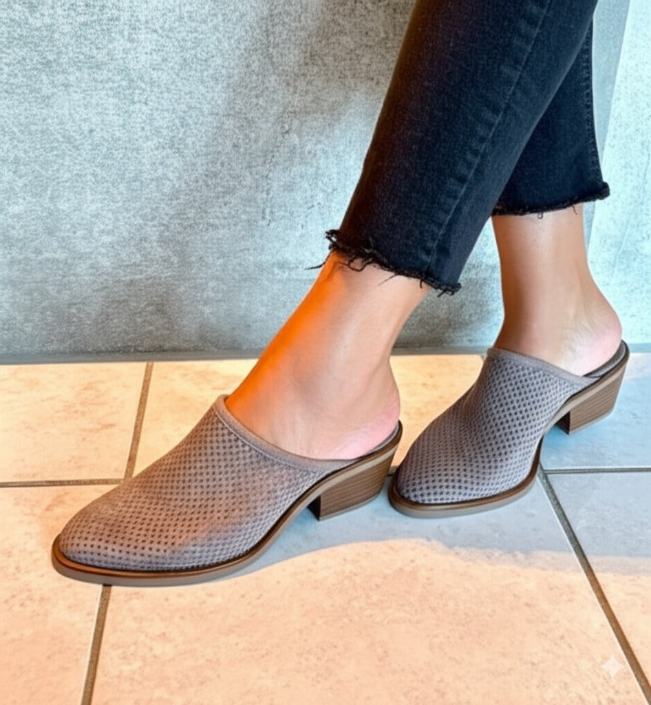 Hollowed Out Pointed Thick Heeled Half Drag