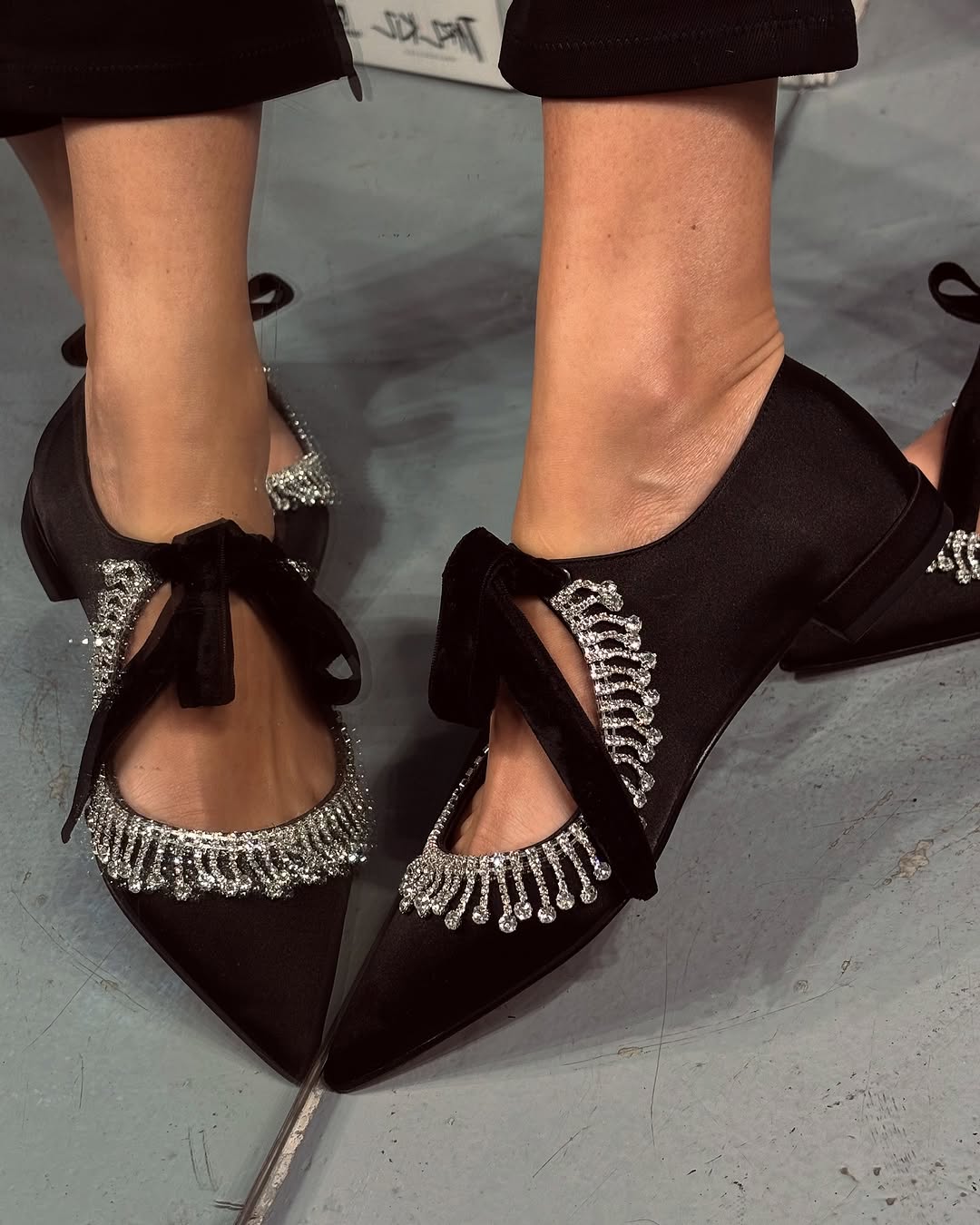 Chic Black Pointed Flats With Bow & Rhinestones